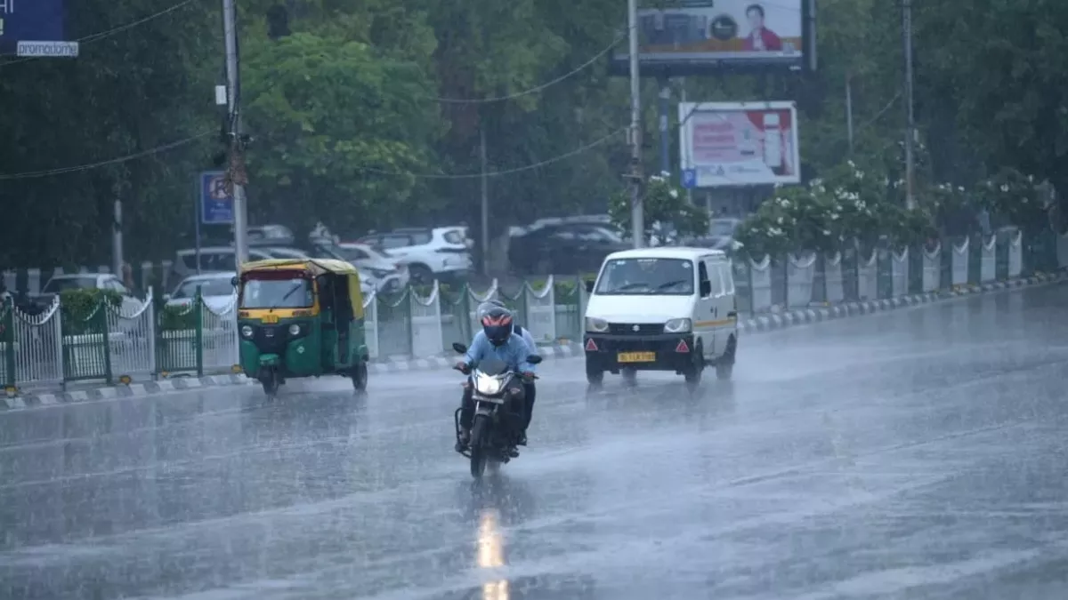 Delhi Weather: उमस से दिल्लीवाले बेहाल, हीट इंडेक्स 47 डिग्री तक पहुंचा; बारिश को लेकर IMD ने दिया अपडेट