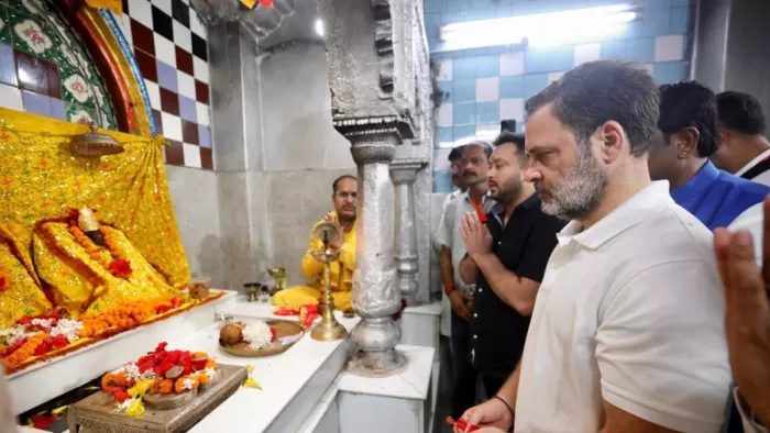 औरंगाबाद में, राहुल गांधी और तेजस्वी यादव ने देव सूर्य मंदिर का दौरा किया। फाइल फोटो