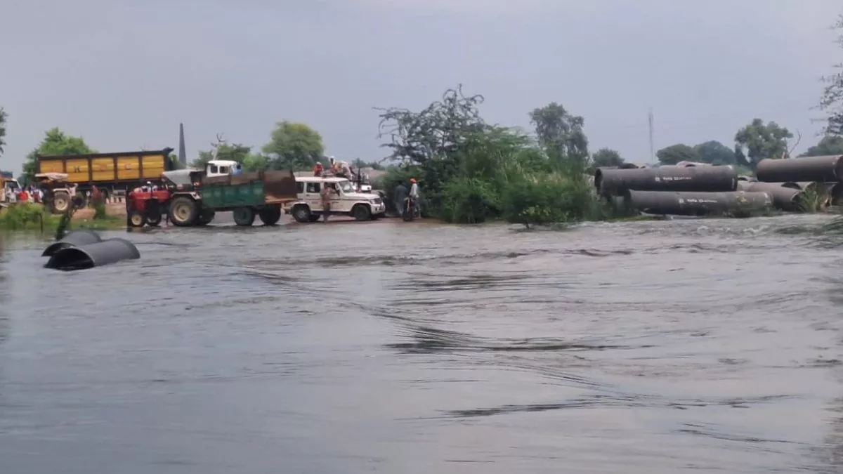 Yamuna Water Lavel: यमुना नदी फिर उफान पर, शेरगढ़-नौहझील मार्ग पर पानी भरने के बाद आवागमन बंद