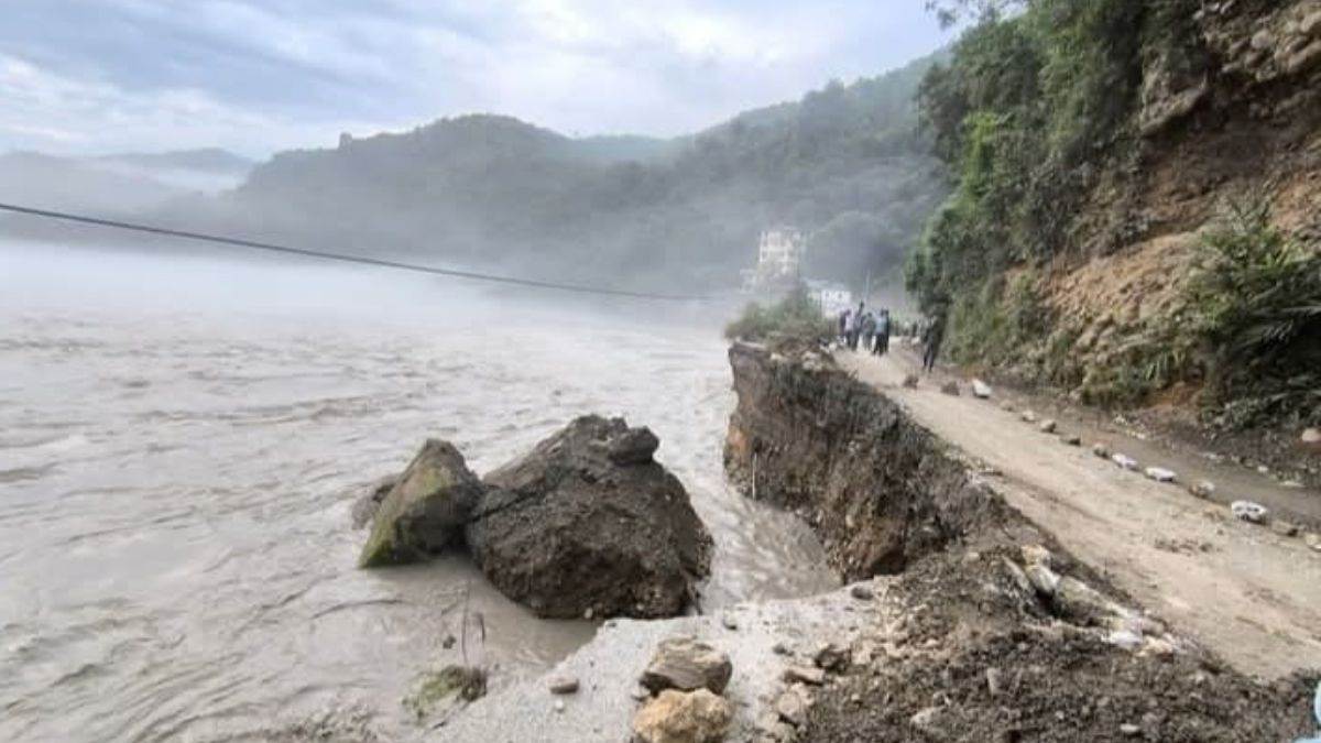 https://www.jagranimages.com/images/newimg/18082025/18_08_2025-sutlej_flood_shimla_24016584.jpg