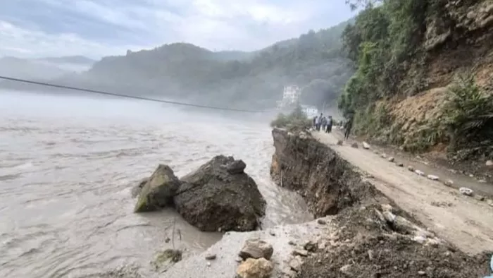 जिला शिमला के सुन्नी में तत्तापानी पुल के पास सतलुज के बहाव में ध्वस्त हुई सड़क। जागरण
