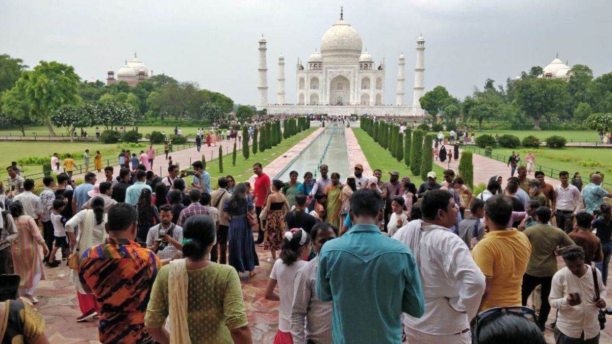 taj mahal tourist rush over 82000 visitors in agra during weekend