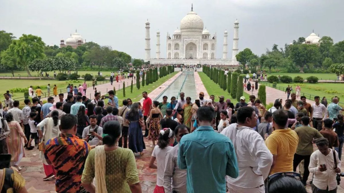 Taj Mahal: ये ताजमहल की दीवानगी है... लांग वीकेंड पर पर्यटकों की उमड़ी भारी भीड़, दो दिन में  82 हजार आए