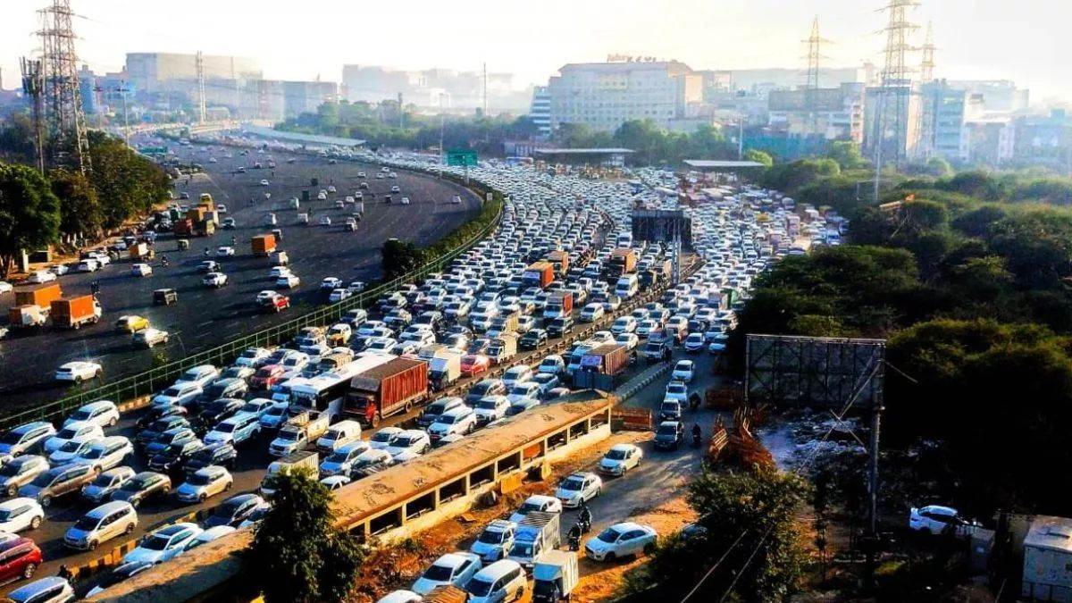 https://www.jagranimages.com/images/newimg/18082025/18_08_2025-traffic_jam_24017240.jpg