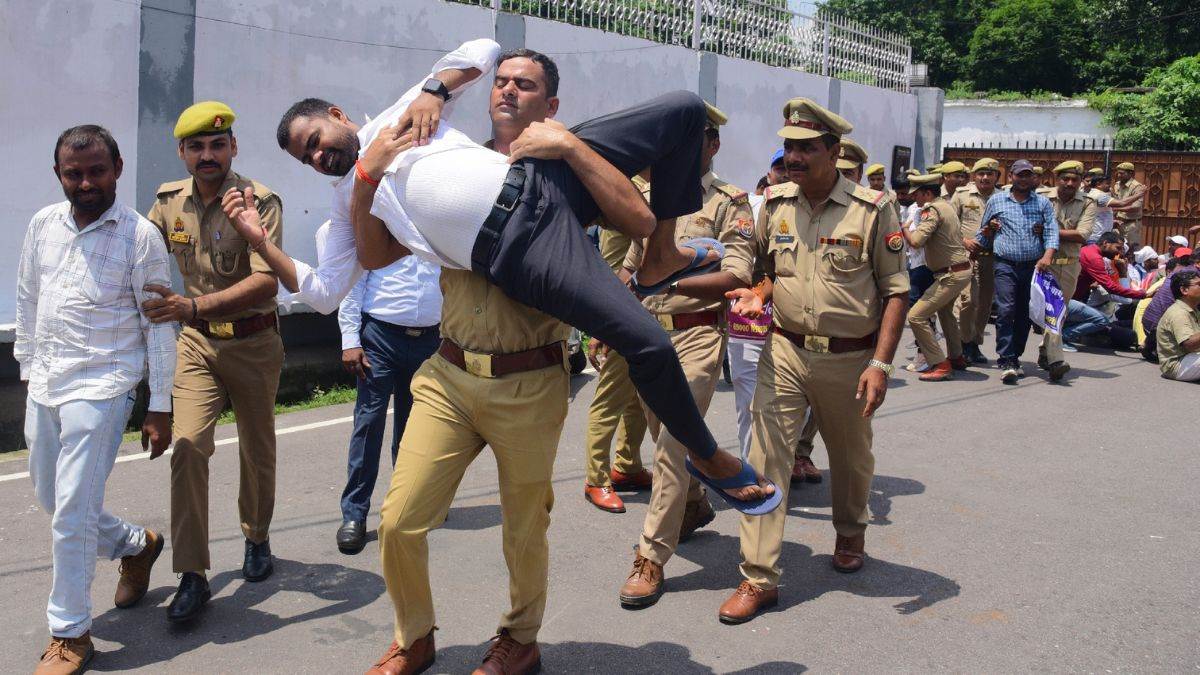 69000 teacher recruitment protest aspirants gherao ministers residence in lucknow