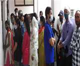 गोरखपुर में महिला जिला अस्पताल में टीकाकरा के लिए कतार में खडे लोग। जागरण