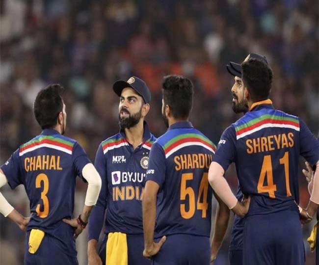 कप्तान विराट कोहली के साथ टीम इंडिया के खिलाड़ी (एपी फोटो)