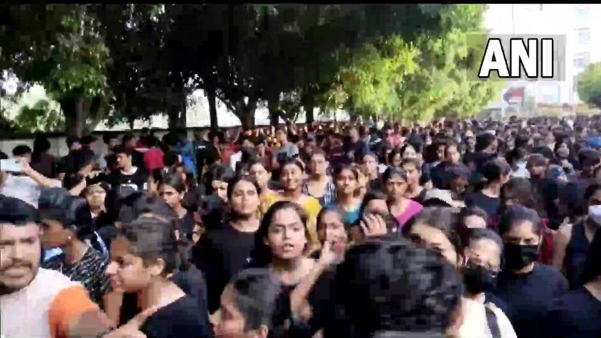 Chandigarh Girls Hostel MMS Scandal : चंडीगढ़ यूनिवर्सिटी वीडियो मामले में हंगामे के बाद छात्रा गिरफ्तार, SSP बोले- सिर्फ एक वीडियो मिला