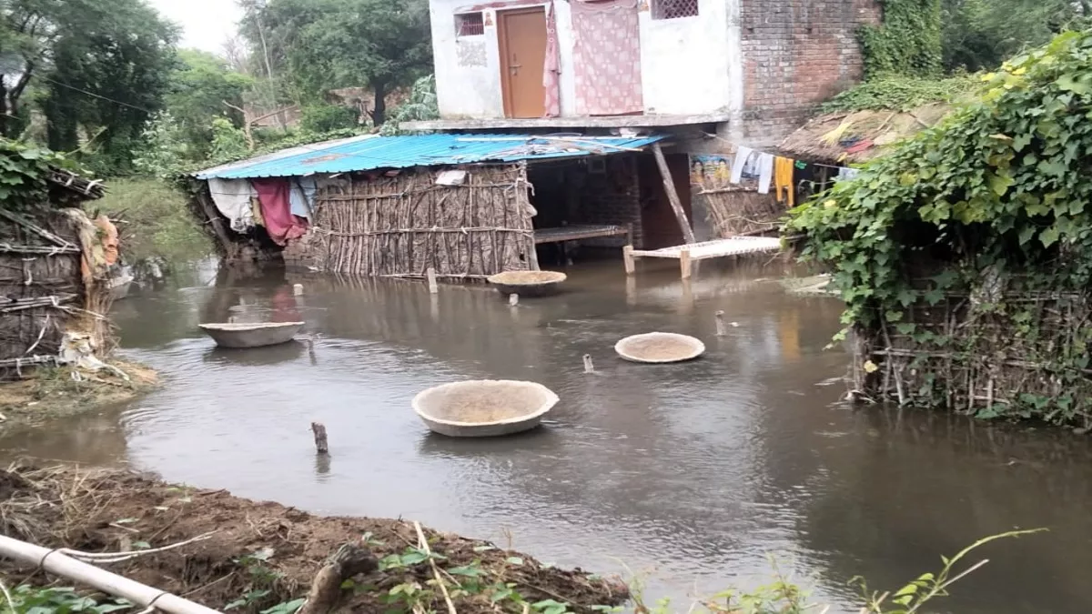 Flood in Gonda: घाघरा व सरयू, दोनों नदियों खतरे के निशान से काफी ऊपर पहुंच गई हैं।