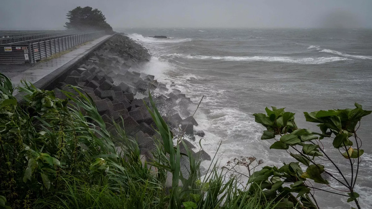 Typhoon Nanmadol: जापान में नानमाडोल तूफान से जीवन अस्त व्यस्त,  हवाई उड़ानें सहित बुलेट ट्रेन की सेवाएं निलंबित