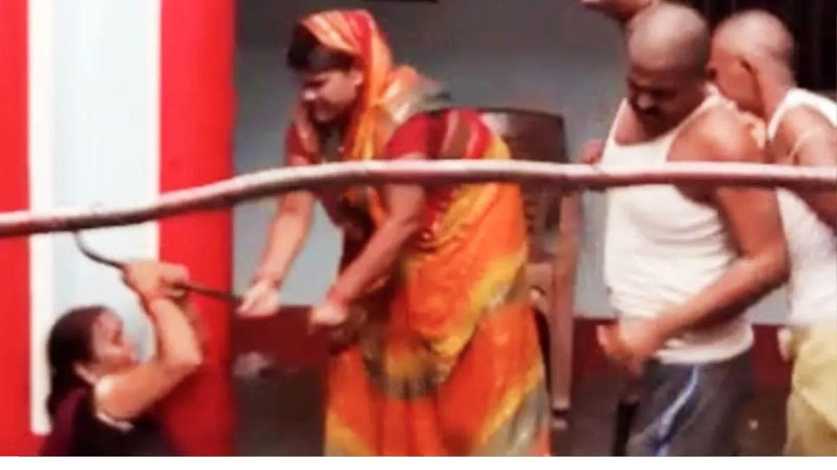 Watch Video: पटना में माता-पिता पर आगबबूला हुआ बेटा, लाठी-डंडे से पीटा, बहू ने भी सास को नहीं छोड़ा