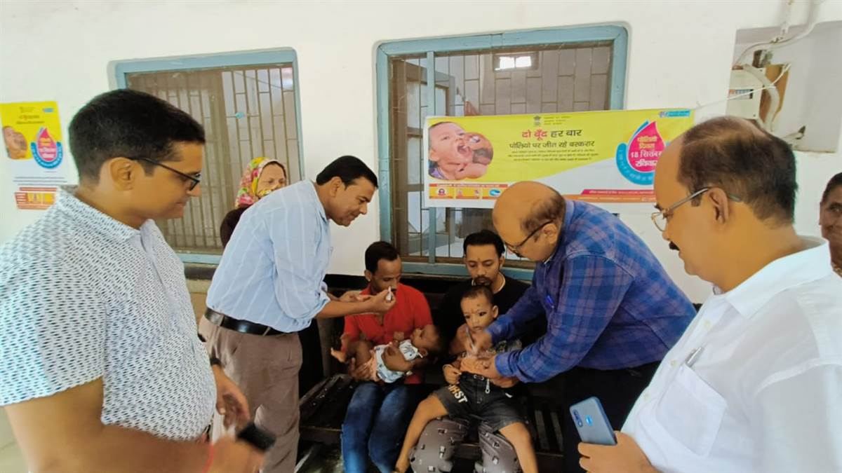 polio dose given to children on booth day in varanasi now medicine will be given door to door