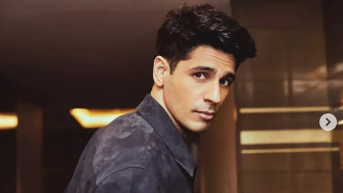 Siddharth Malhotra video went viral from sets of Yodha interacted with fans in this way.