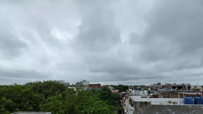 UP Weather Today: कहीं धूप तो कहीं छांव के बीच IMD ने फिर जारी किया बारिश का अलर्ट