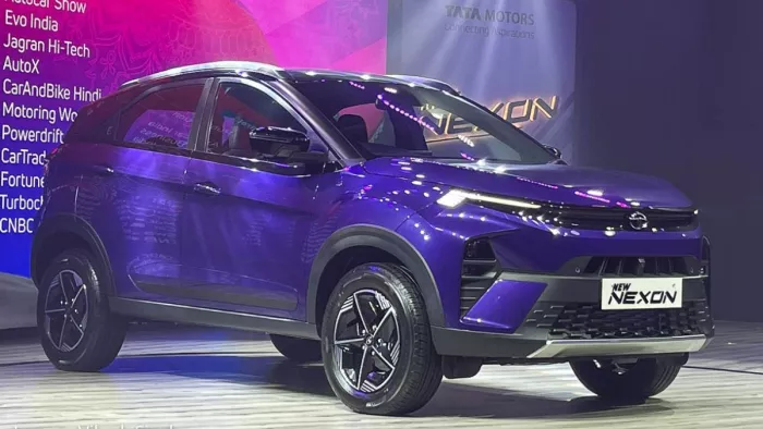 2023 Tata Nexon Facelift के बेस वेरिएंट में कई फीचर्स ऑफर किए गए हैं।