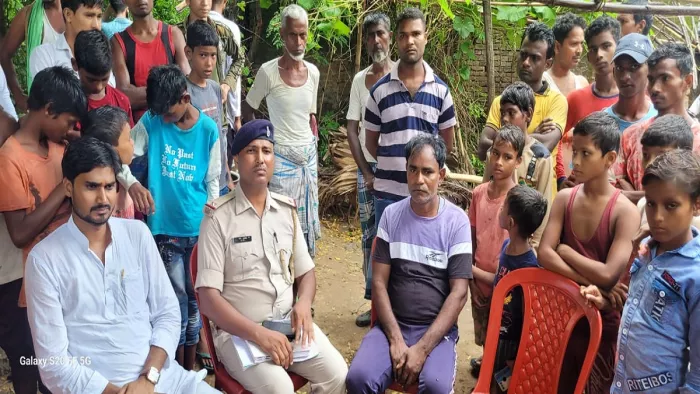 बरहेट में डूबने से तीन बच्चियों की मौत के बाद गांव पहुंची पुलिस।