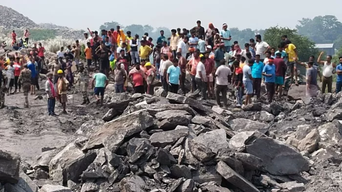 टूटा शौचालय दिखाई मृतक पोरला देवी की बेटी मानसी व आसपास जुटे लोग।