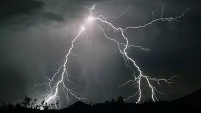 वज्रपात से बालक समेत दो की मौत, दो घायल।