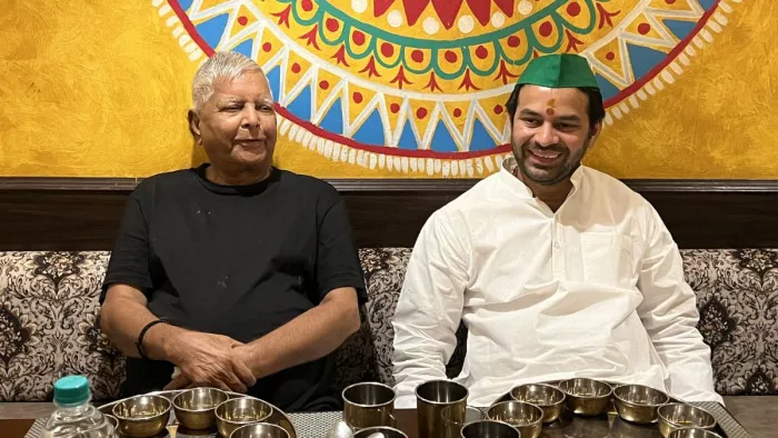 पिता लालू यादव के साथ होटल में राजस्थानी थाली का लुत्फ उठाते दिखे तेजप्रताप।