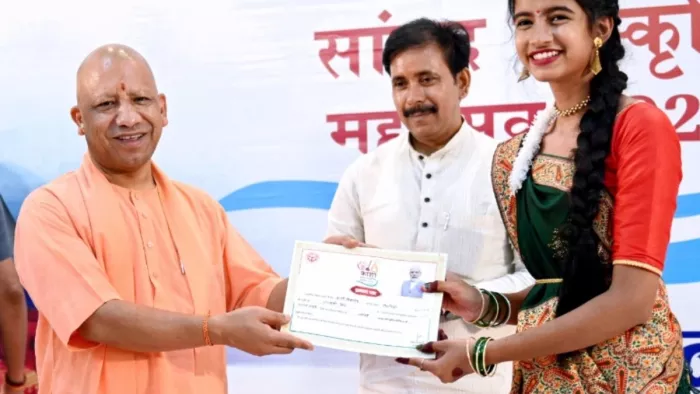 सीएम योगी ने विजेता बच्चों को प्रमाण पत्र का किया वितरण।