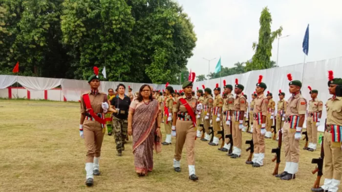 गोरखपुर विश्वविद्यालय के दीक्षा समारोह के पूर्वाभ्यास के दौरान एनसीसी केडेट्स से सलामी लेतीं कुलपति प्रो. पूनम टंडन। सौ. गोवि
