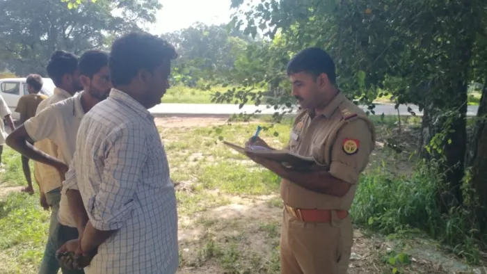 पांच दुकानों से हजारों के नकदी और सामान चुरा ले गए चोर, जांच में जुटी पुलिस