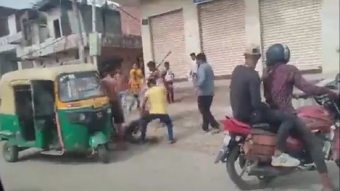ऑटो चालक से मारपीट करने का वीडियो ग्रैब।