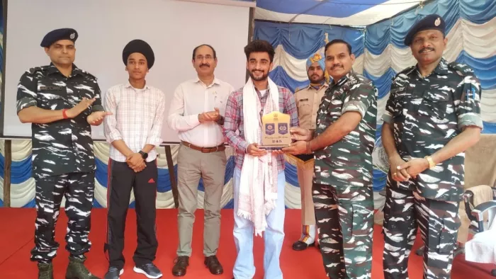 KBC में 1 करोड़ जीतने वाले जसकरण सिंह को CRPF ने किया सम्मानित (फोटो- जागरण)