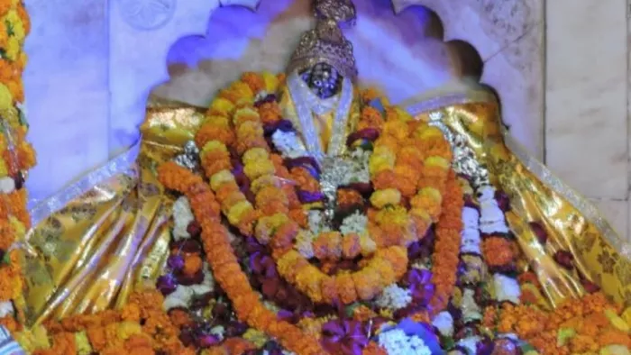 चांदी का छत्र और माता पर चढ़ाई सोने की आंखें ले उड़ा चोर (फाइल फोटो)