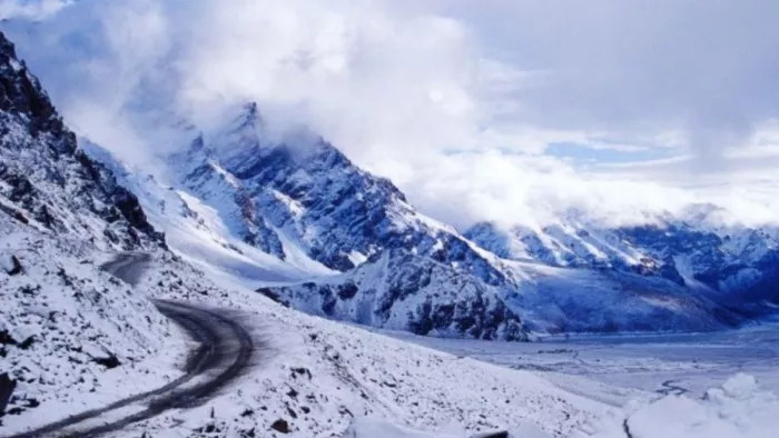लेह मार्ग में बिछी बर्फ की सफेद चादर (फाइल फोटो)