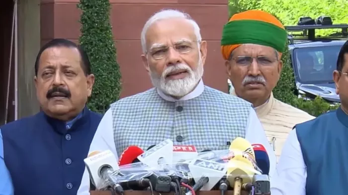संसद के विशेष सत्र शुरू होने से पहले मीडिया को संबोधित करते हुए पीएम मोदी। फाइल फोटो।