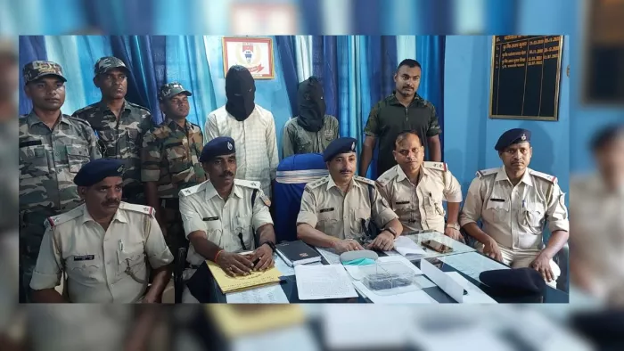 पत्रकारों से बात करते सदर एसडीपीओ, पीछे खड़े आरोपी