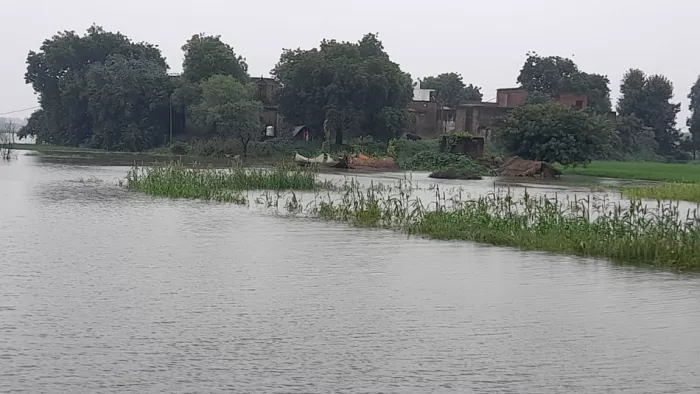 बाढ़ से सैकड़ों परिवार घिरे, बंद की गई बिजली आपूर्ति, राहत कार्य तेज