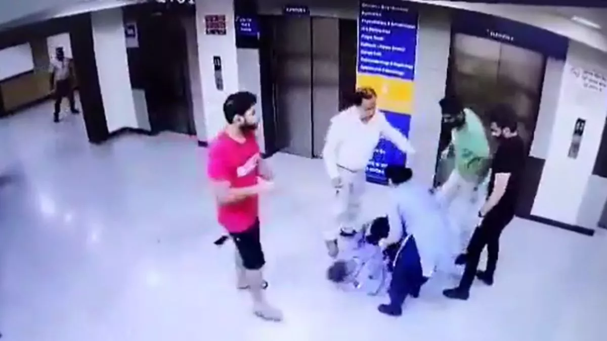नोएडा के JP अस्पताल में सुरक्षा गार्ड की दो युवकों ने की पिटाई, अब जमकर वायरल हो रहा VIDEO