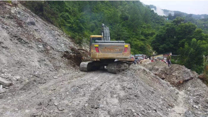 Badrinath Highway Update: बदरीनाथ हाईवे पर चट्टवापीपल में दिनभर भूस्खलन होने से मार्ग रहा बाधित। जागरण