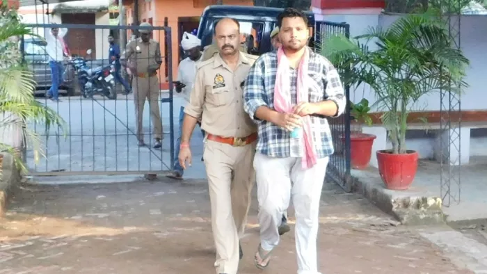 जईम बेग को न्यायालय में पेशी के बाद जिला कारागार में दाखिल कराने को ले जाती पुलिस। जागरण