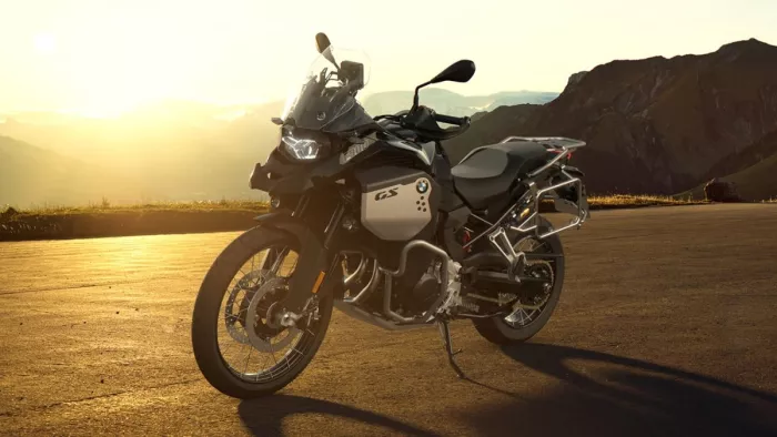 BMW F 900 GS और BMW F 900 GS Adventure लॉन्च हुई।