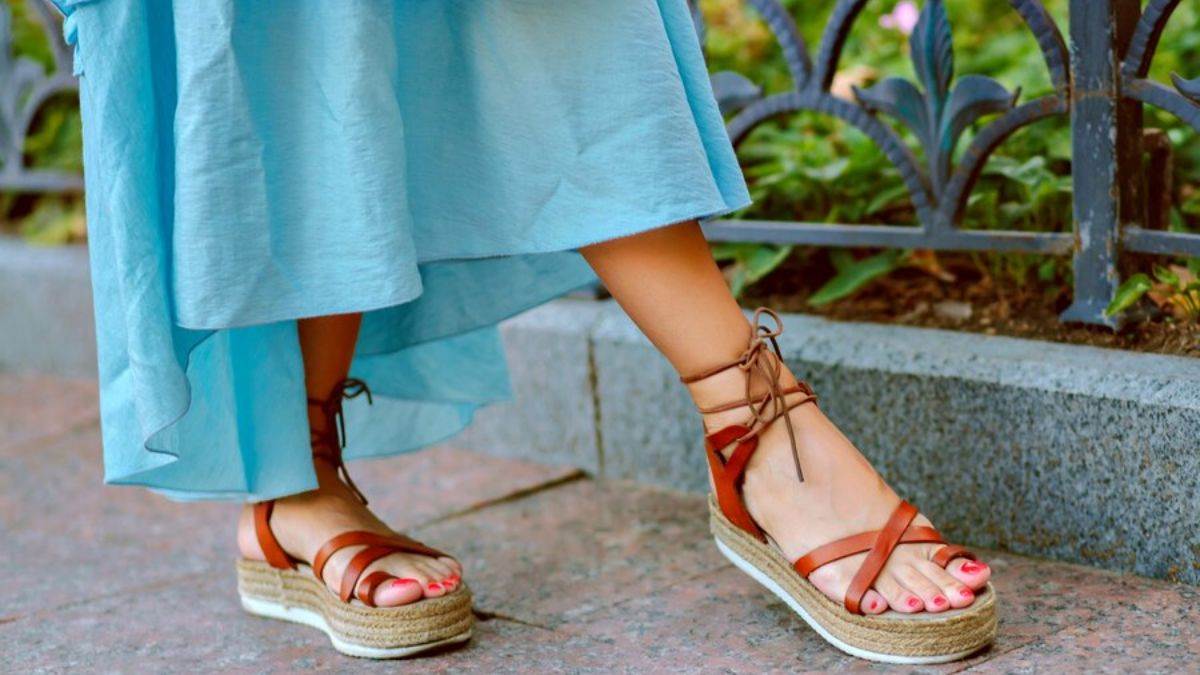 https://www.jagranimages.com/images/newimg/18092024/18_09_2024-branded_sandals_for_women_23799356.jpg