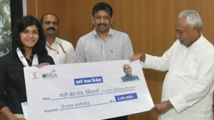 तैराकी चैंपियन माही श्वेत राज को सीएम नीतीश कुमार ने किया सम्मानित। फोटो- JDU एक्स