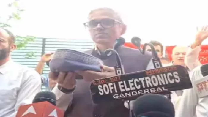 Jammu Kashmir Election 2024: उमर अब्दुल्ला का इंजीनियर रशीद और महबूबा मुफ्ती पर हमला।