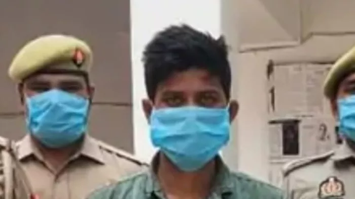 पुलिस की गिरफ्त में बच्चियों से दुष्कर्म का आरोपित मनोज। जागरण आकाईव