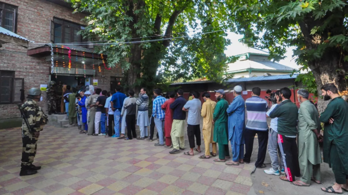 Jammu Kashmir Elections Phase 1 polling: जम्मू-कश्मीर में पहले चरण का चुनाव खत्म, 24 सीटों पर 58.85 फीसदी हुआ मतदान