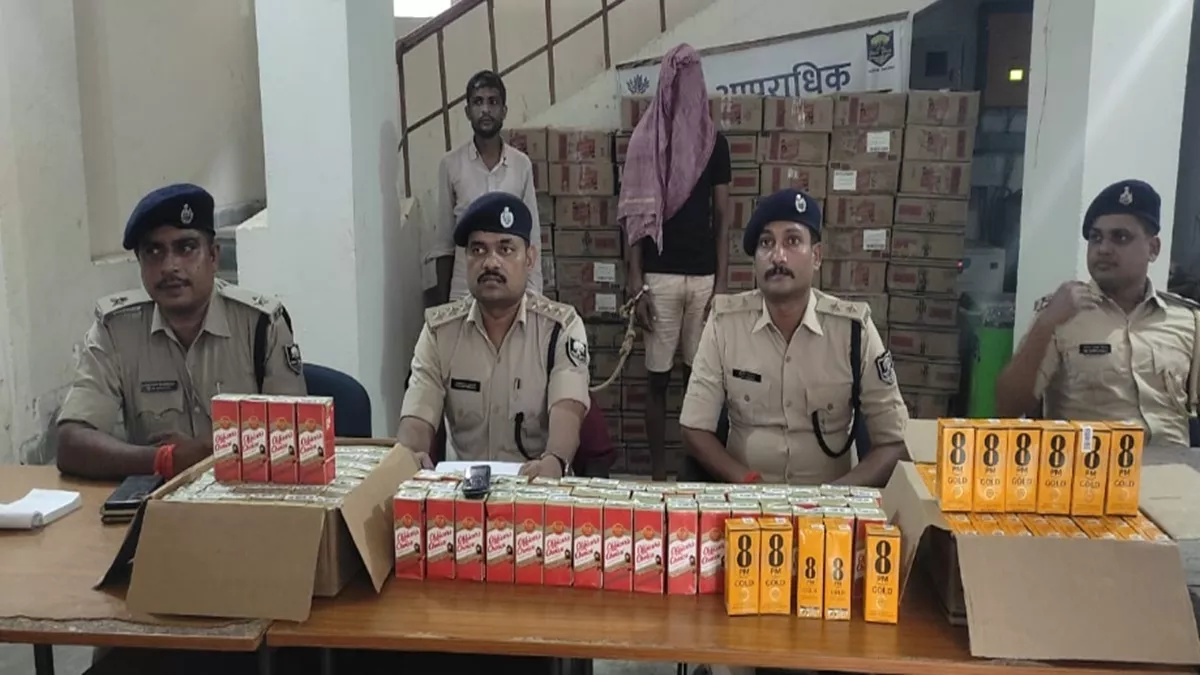 Paschimi Champaran News: पश्चिमी चंपारण में पुलिस की बड़ी कार्रवाई, 85 कार्टन शराब के साथ चालक गिरफ्तार