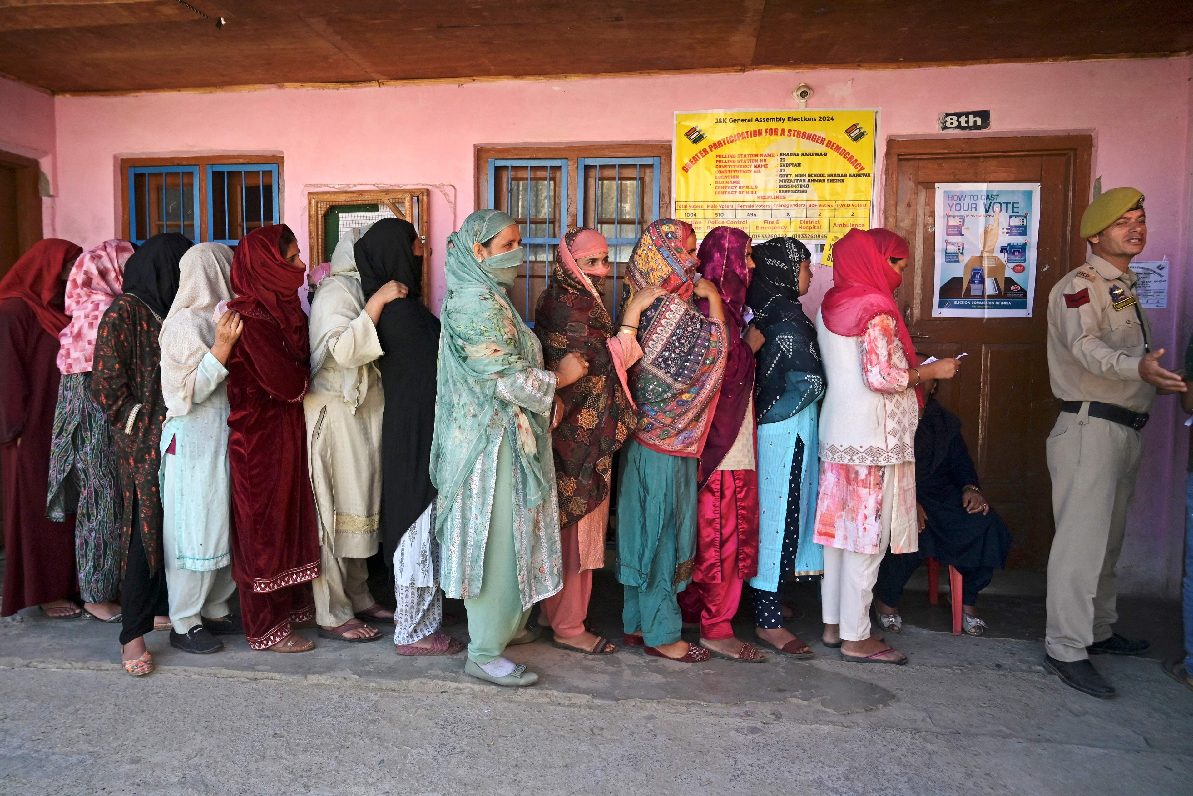 कश्मीर में लोकतंत्र का नया अध्याय: आतंक का गढ़ रहे इलाकों में दनादन वोटिंग, Photos में देखें मतदाताओं का उत्साह - Jammu Kashmir Assembly Election 2024 Kishtwar Pulwama ...
