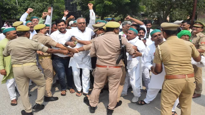बागपत जिला अस्पताल में जाते भाकियू कार्यकर्ताओं को रोकते पुलिसकर्मी। जागरण