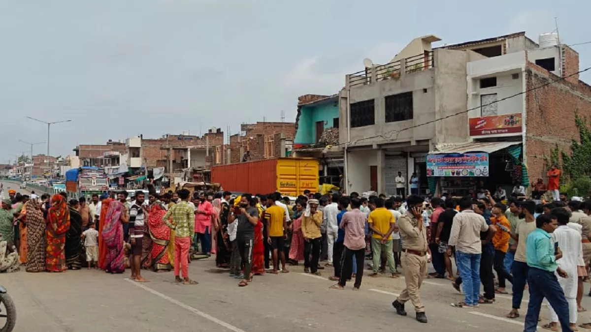 प्रयागराज-लखनऊ हाईवे पर शव रख किया रास्ताजाम, कुंडा विधायक के पुत्र व एसडीएम के समझाने पर माने, हादसे में तीन मौत से आक्रोश
