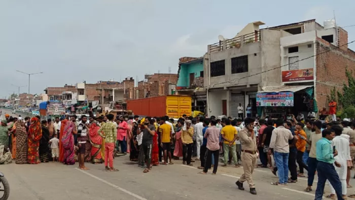 प्रयागराज-लखनऊ हाईवे पर प्रतापगढ़ के मानिकपुर में जाम लगाते हादसे में मारे गए एक युवक के स्वजन व अन्य जागरण