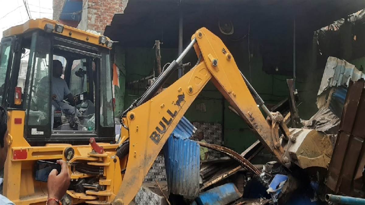 https://www.jagranimages.com/images/newimg/18092025/18_09_2025-bulldozer_24050955_41236709.jpg