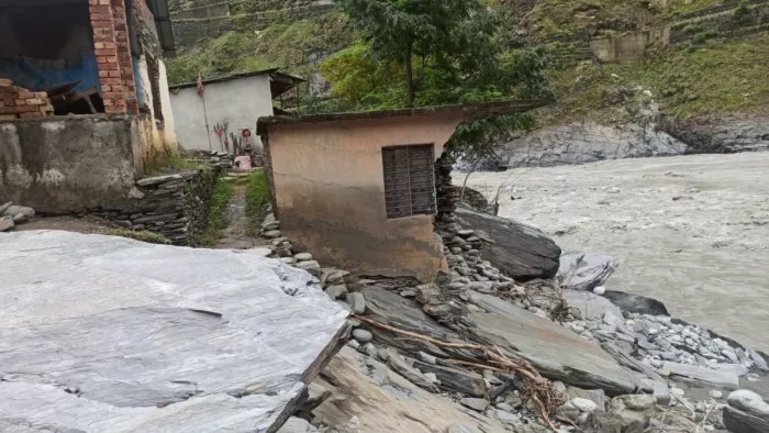 रावी में आई बाढ़ से धरवाला बाजार में मकानों को हुआ भारी नुकसान। जागरण