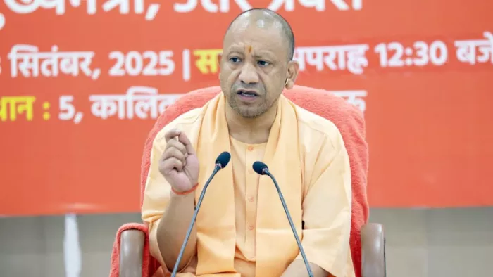मुख्यमंत्री आवास में आयोजित पत्रकार वार्ता में योगी आदित्यनाथ